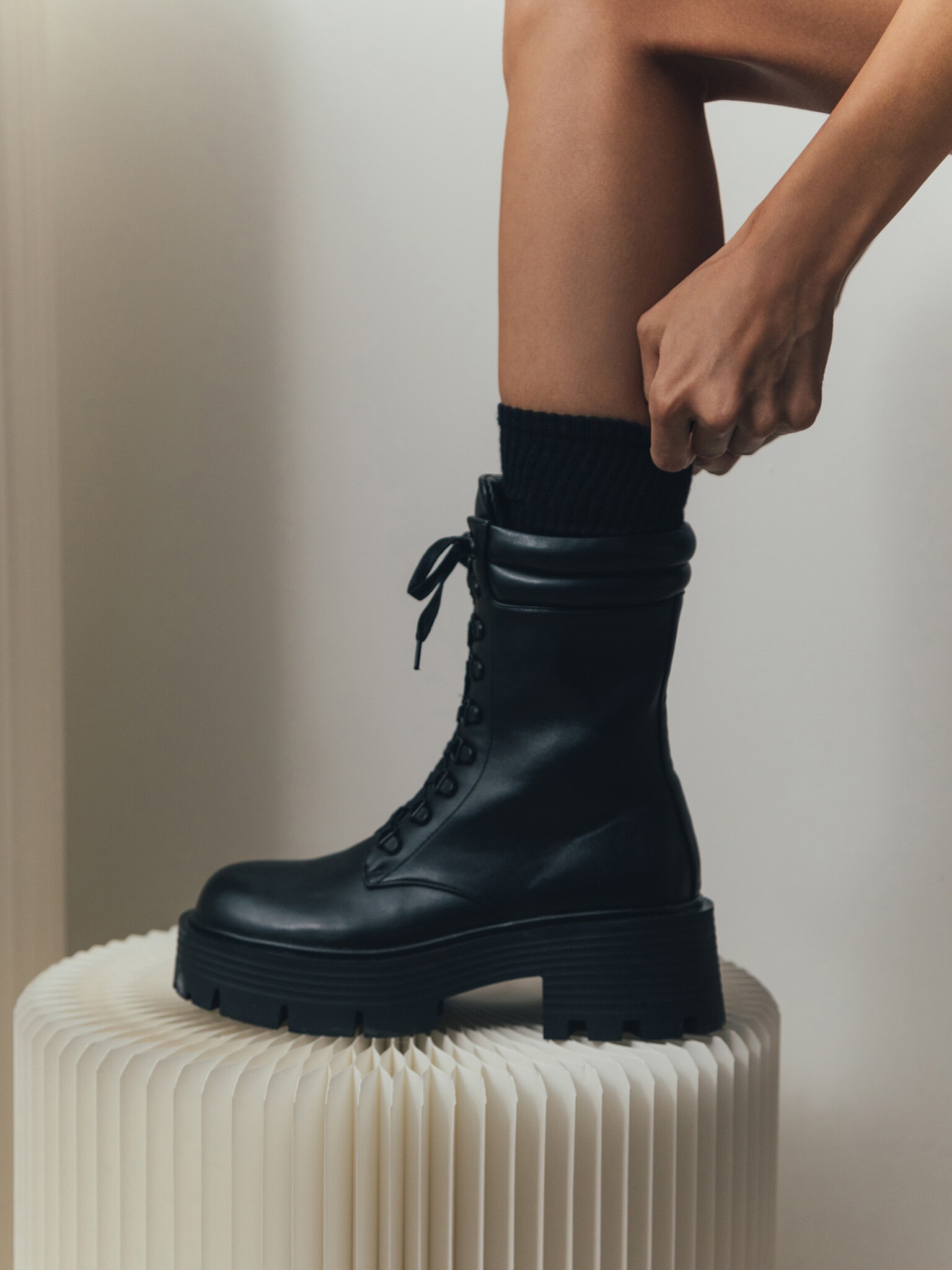 Ботинки на массивной подошве со шнуровкой :: LICHI - Online fashion store
